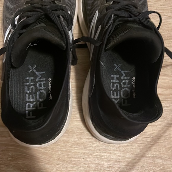 Used New Balance 860  v 11 - Picture 3 of 5